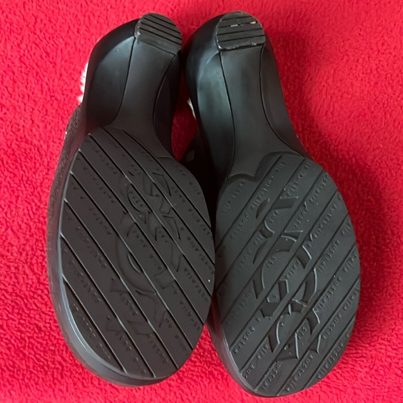 NWOT UGG Women's Brown Suede Slippers - Picture 6 of 7